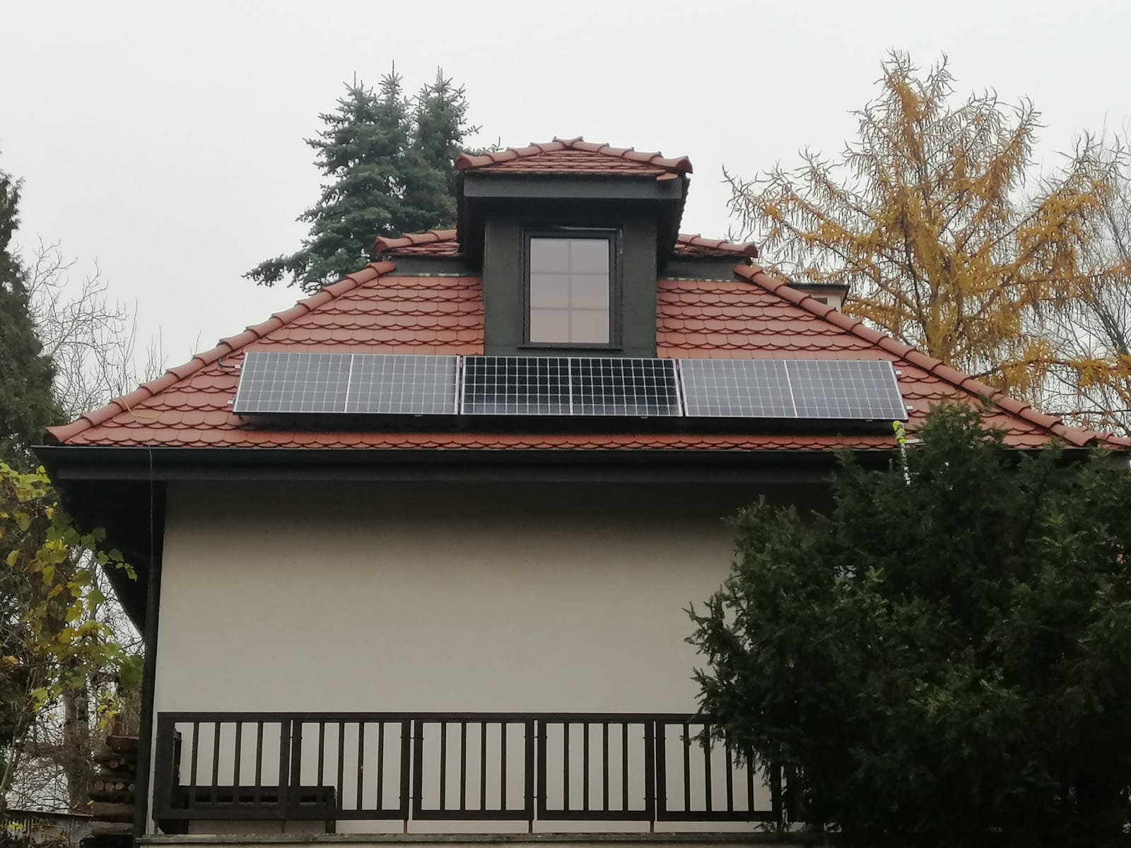 panele słoneczne na dachu, jak zamontować panele fotowoltaiczne na dachu, panele solarne