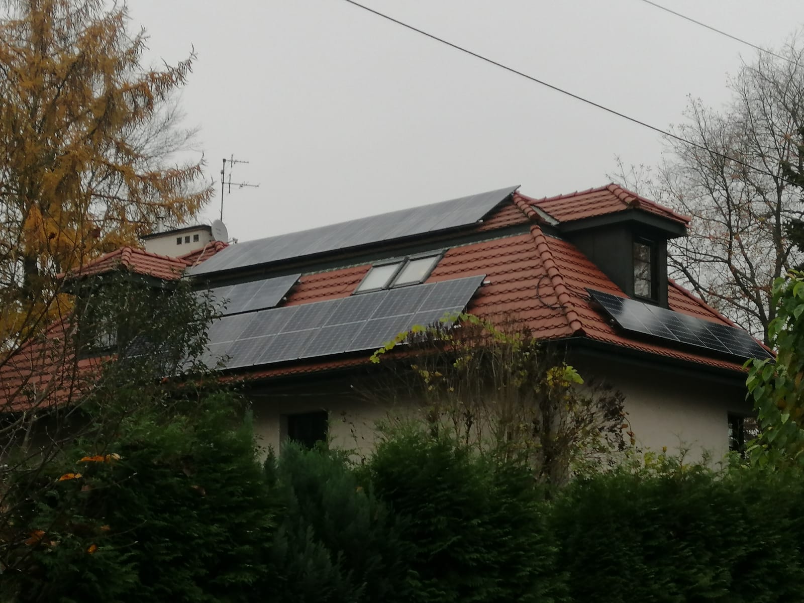 solary na dachu, jak zamontować panele fotowoltaiczne na dachu, panele solarne
