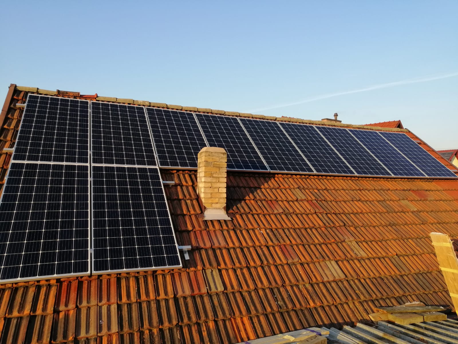 panele fotowoltaiczne na dachu montaż, jak zamontować panele solarne na dachu, panele solarne