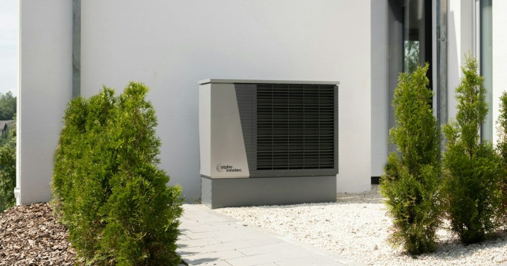 a air conditioner sitting on the side of a building