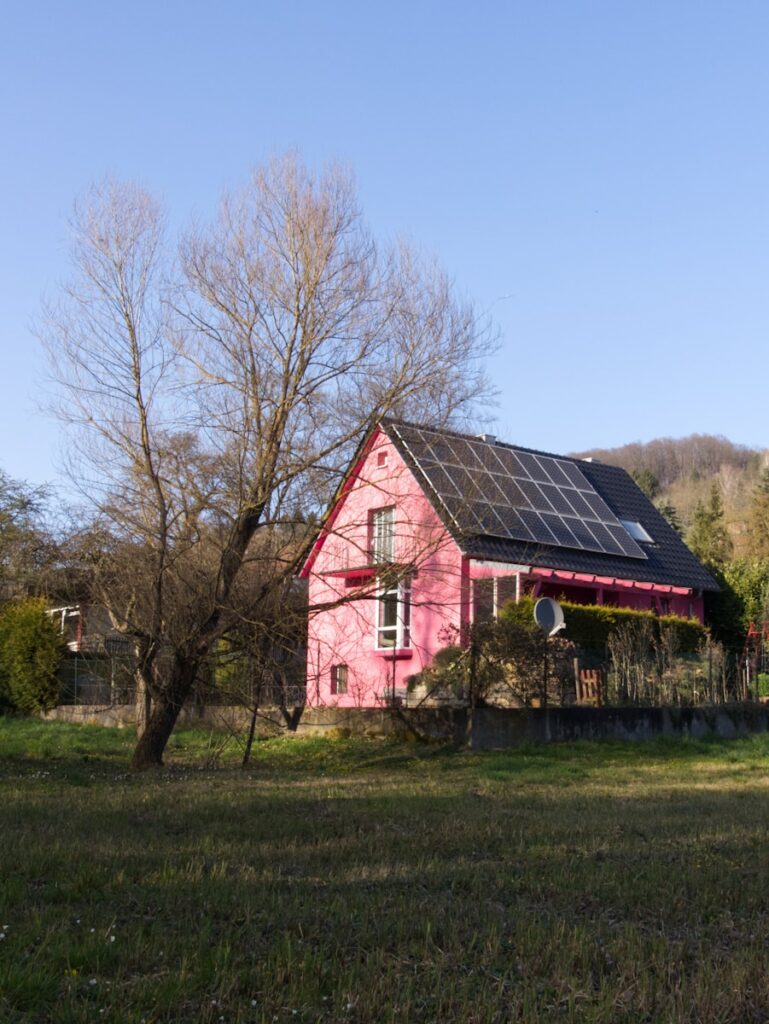 a red barn with a black roof Pożyczka OZE