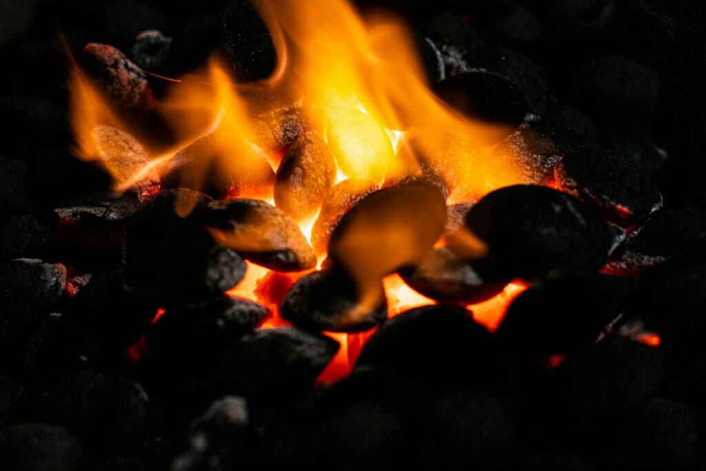 burning fire in black background dodatek węglowy